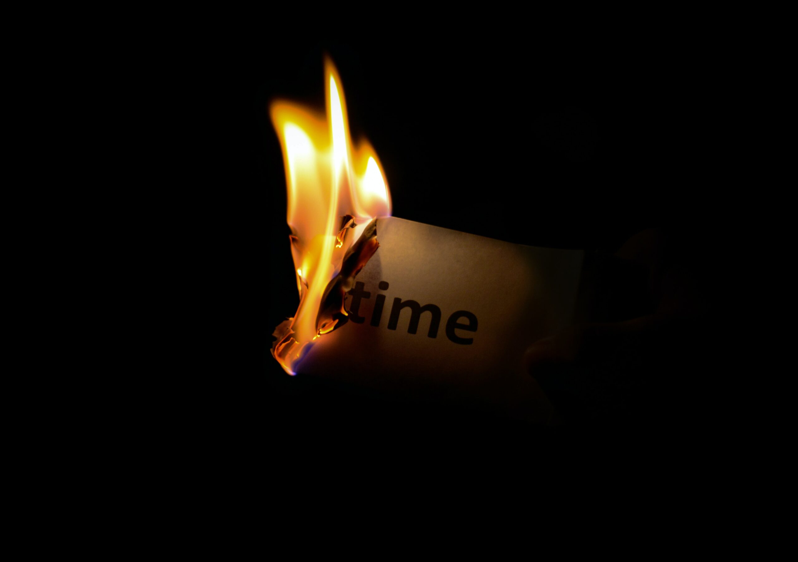 Foto de Eugene Shelestov: https://www.pexels.com/es-es/foto/persona-sosteniendo-papel-quemado-en-una-habitacion-oscura-33930/