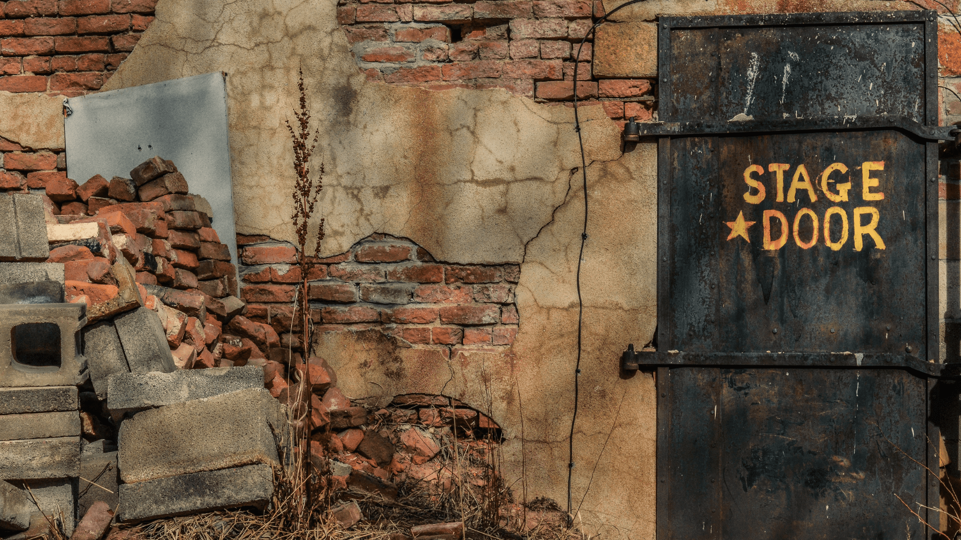 Foto de D0N MIL04K: https://www.pexels.com/es-es/foto/foto-de-la-puerta-del-escenario-trasero-abandonada-895451/